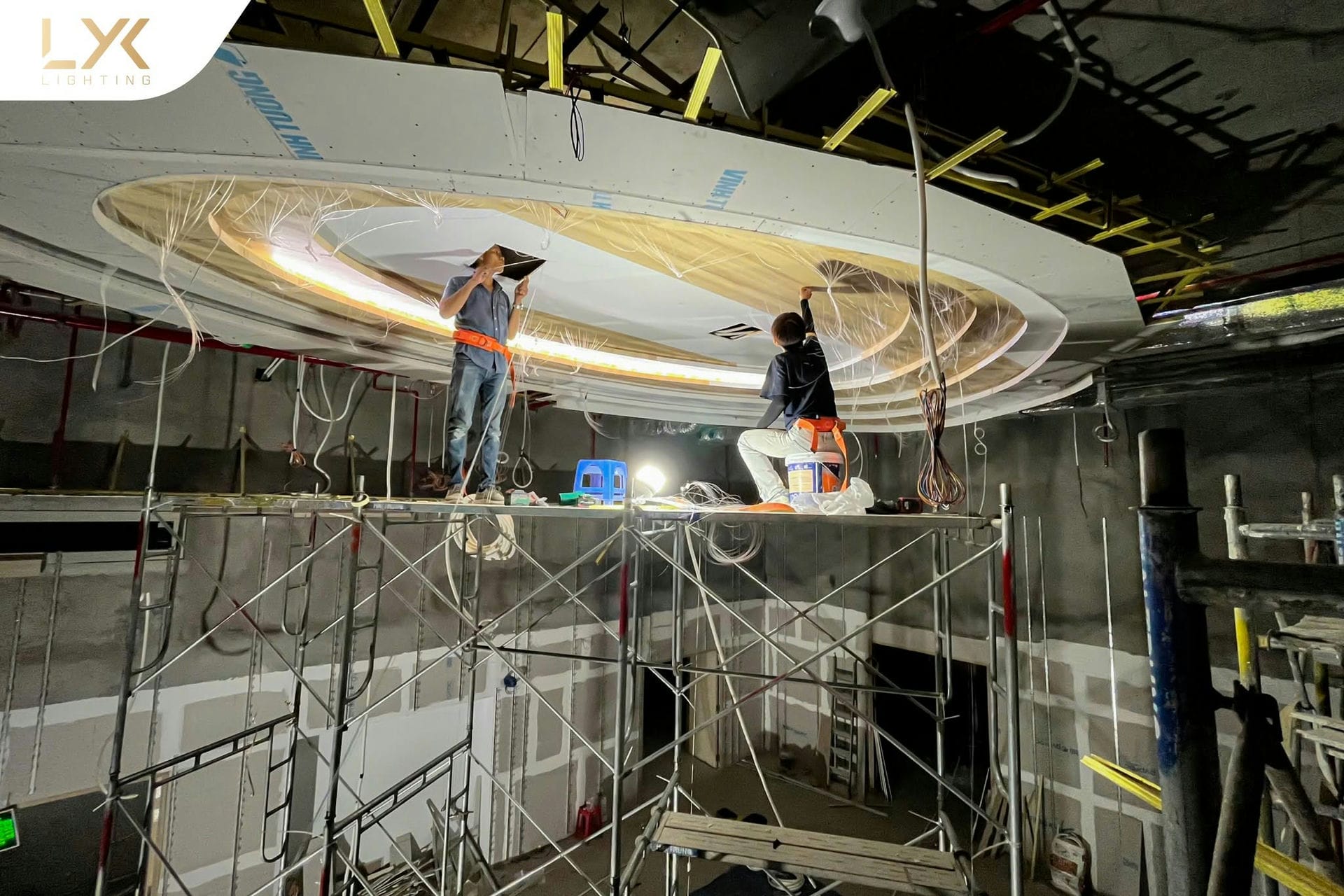 Đội ngũ kỹ thuật thi công hệ trần sao sợi quang trên trần thạch cao